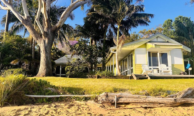 Brooklyn House | Deerubbin Boat House: Family-Friendly Retreat with Breakfast