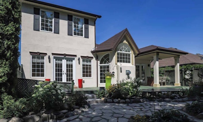 Historic Old Town Apartment | Deerview Suite - A sweet nature escape in NOTL