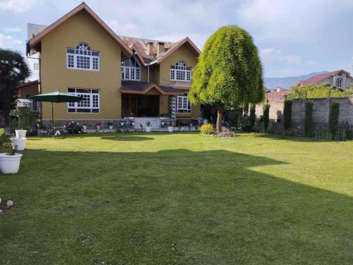Srinagar Villa | Welcoming DEEWAN E KHAAS VILLA: Perfect for Families & Pets