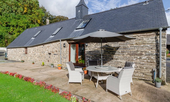 Lanwrin House | Relaxing Degwm House: Family-Friendly with Kitchen & Breakfast