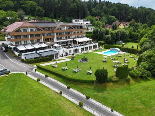 Augsdorf Hotel | Delightful Dei Hotel Schönblick with Oceanfront Pool & Spa