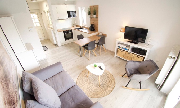 Norddeich Apartment | DeichGlück - Pet-Friendly Maritime Haven with Ocean Views