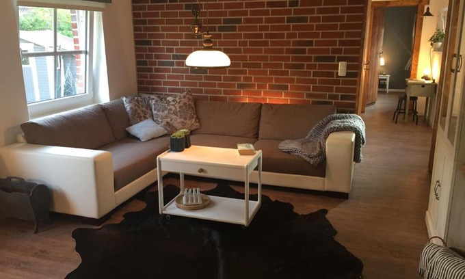 Neuendorf b. Elmshorn Apartment | DeichSch(l)af: 4-Star Hotel with Ocean View & Breakfast