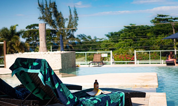 Reading Apartment | Discover Deja Blue - 1 Bedroom with Ocean View & Pool