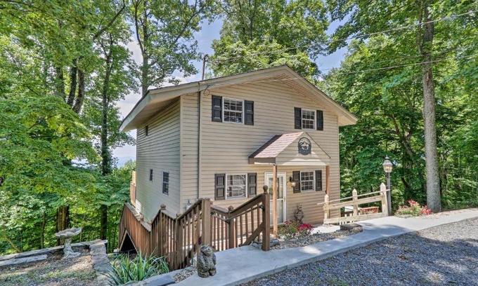 Walnut Mountain House | Deja View Cabin: Cozy Retreat with Hot Tub & Pet Friendly!