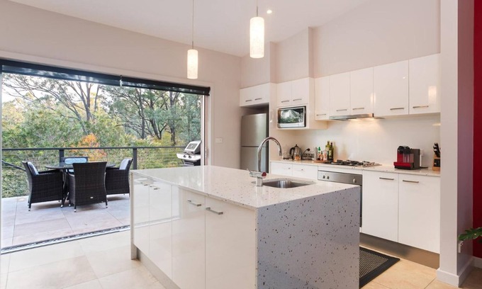 Pokolbin Apartment | Exquisite Deja Vu Estate: 5-Star Spa Retreat Awaits