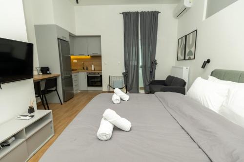 Thessaloniki City Centre Apartment | Explore DeKolomvou: Pet-Friendly Retreat with Hot Tub