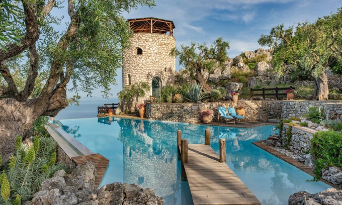 Spartylas Villa | Del Cielo: Exclusive Oceanfront Villa with Private Pool