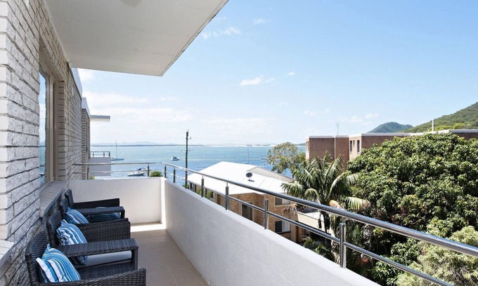 Shoal Bay Apartment | Del Rae: Renovated 2-Bedroom Unit by Shoal Bay Beach
