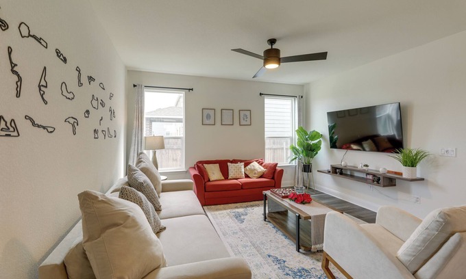 Vista Del Pueblo House | Del Valle Getaway with Charming Patio & Grill!