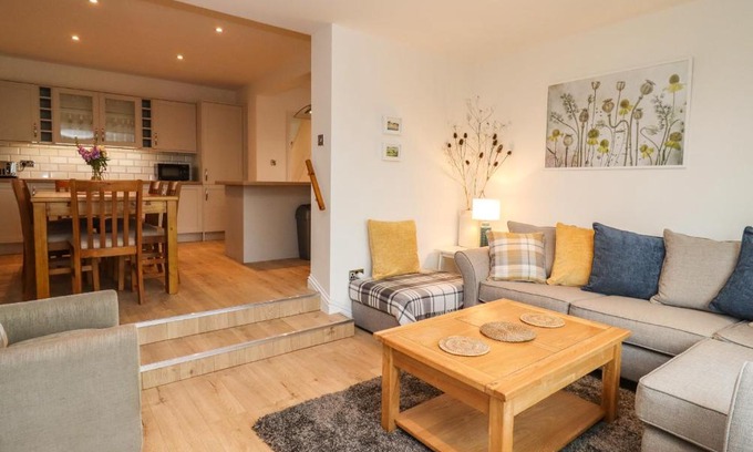 Bishop's Cleeve House | Delabere Road: Family & Pet-Friendly 4-Star Retreat