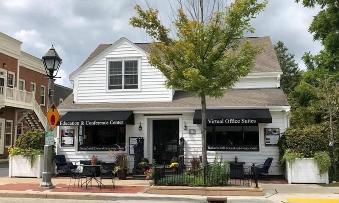 Delafield Apartment | Delafield Rivers Gateway Condo with Scenic Lake Views