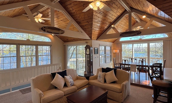 Delavan Lake House | Experience Delavan Lakefront at The Avalon on Delavan