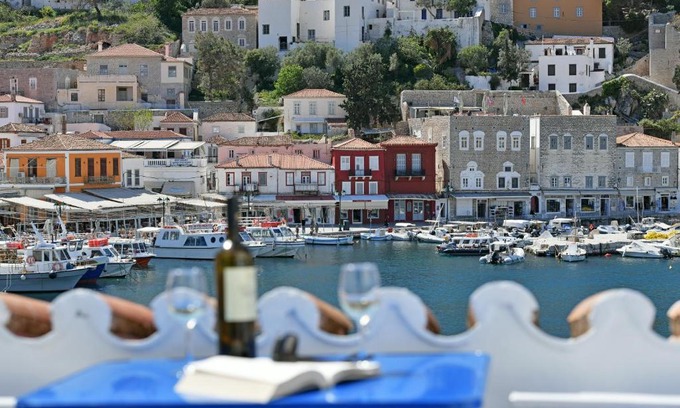 Hydra Hotel | Oceanfront Delfini Hotel: Family-Friendly with Spectacular Views