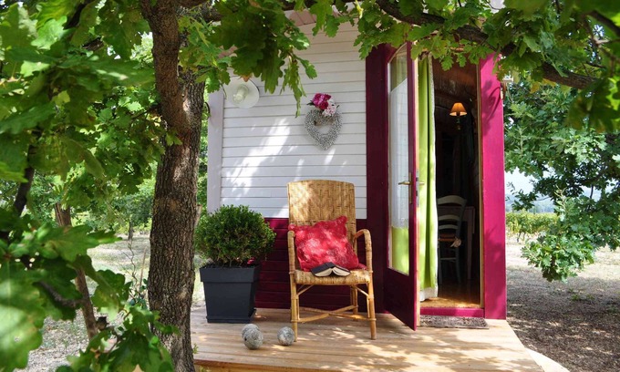 Mazan House | Idyllic Trailer Retreat with Pool in Tranquil Setting