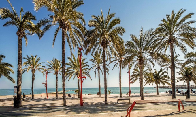 Vinaros Apartment | Experience a Family-Friendly Beachfront Getaway with Pool