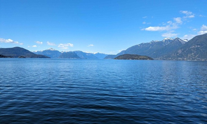 Bowen Island Condo | Inviting Queen Hilltop Suite with Breakfast & Family Amenities