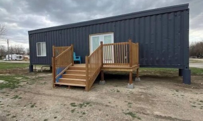 Hillsboro House | Modern 1-Bedroom Shipping Container with Hot Tub & Spa