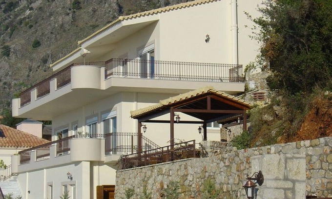 Diasella Apartment | Exquisite 2-Bed Apartment in Exclusive Villa near Kalamata