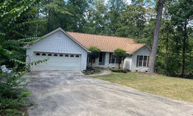 McCormick House | Delightful 3-bedroom, 2 bath home in Savannah Lakes Village-McCormick, SC