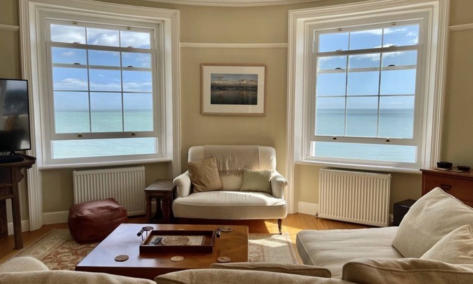 Deal Apartment | Beautiful Seafront Apartment with Ocean Views in Deal