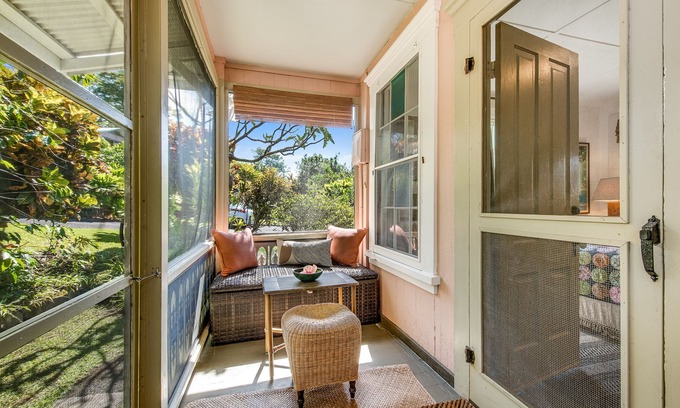 Holualoa Cottage | Artful Bungalow with Ocean View on Historic Estate