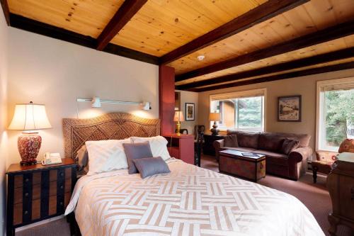 Elkhorn Hotel | Inviting Atelier Getaway with Pool and Hot Tub Amenities