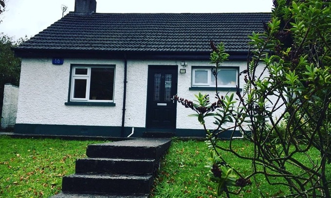 Kilfinane House | Charming Bungalow in a Scenic Village with Breakfast Included