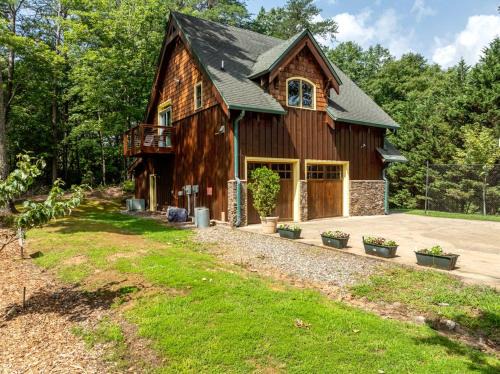 Blue Ridge House | Delightful Cabin Rental with Mountain Views near Chattahoochee National Forest, Georgia