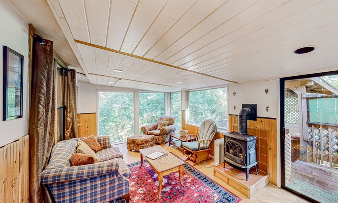 Brookings Hotel | Inviting Coastal Retreat with Hot Tub & Scenic Nature Views
