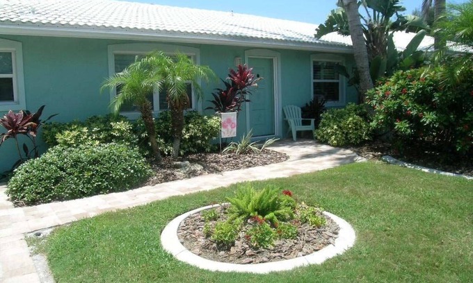 Holmes Beach Villa | Beachfront Villa with Pet-Friendly Amenities and Spa