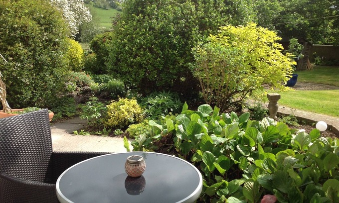 Easton Cottage | Tranquil Cottage Retreat Near City with Breakfast & Kitchen