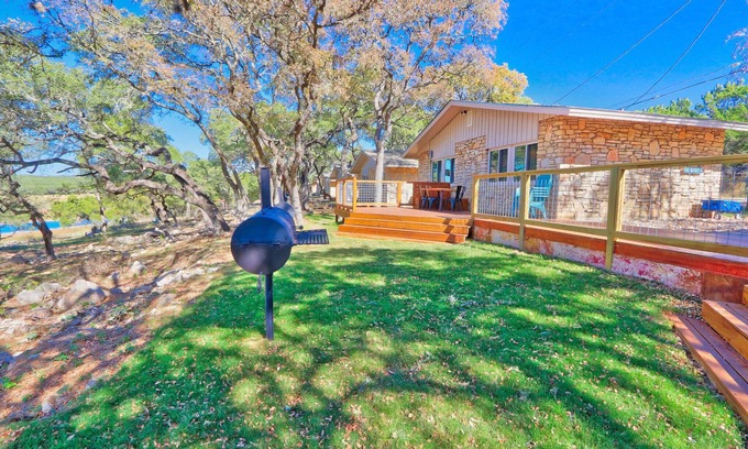 Canyon Lake Cottage | Inviting Cottage for 4 with Lake View & Spa in Canyon Lake