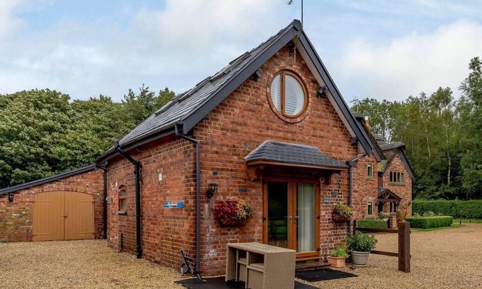 Tatton Park Cottage | Inviting 2-Bed Cottage with Scenic Views in Knutsford