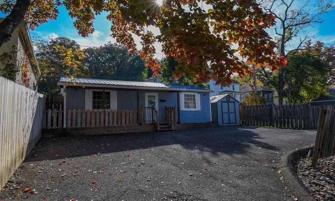 LaVale Cottage | Inviting Cottage with WiFi and Breakfast in La Vale