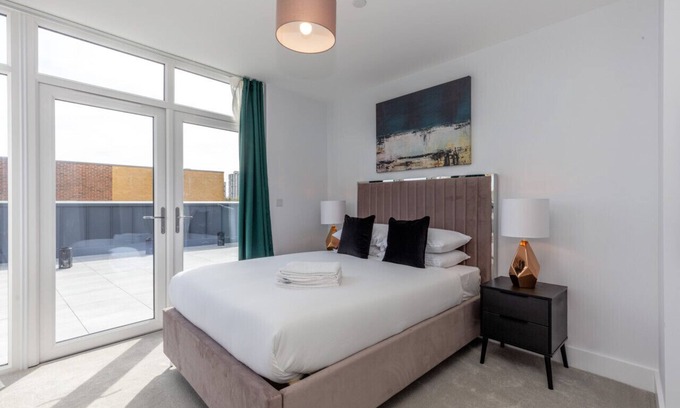 Walworth Apartment | Comfortable Deluxe South Central Apartment with Great Amenities