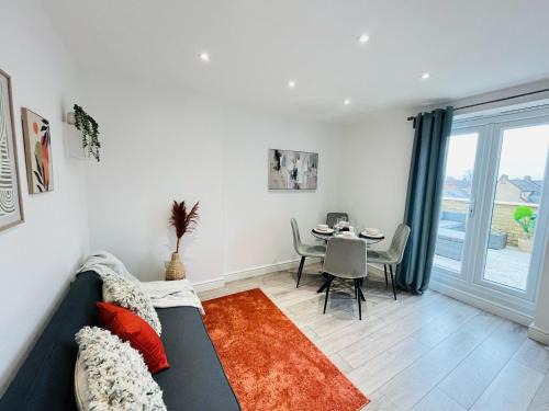 Ealing Apartment | Prime City Centre Apartment with Pet & Child-Friendly Amenities