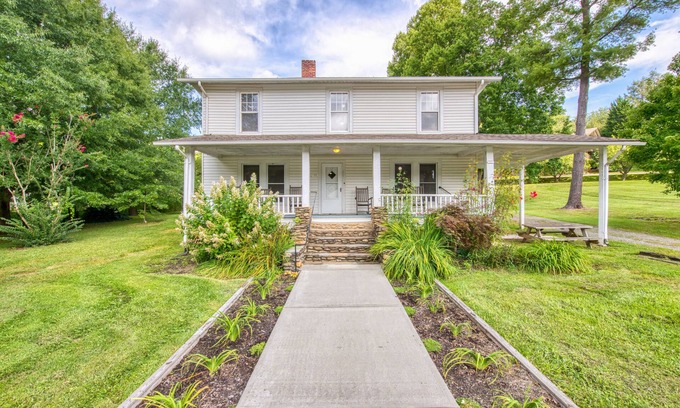 Lake Junaluska House | Family-Friendly Retreat with Free WiFi and Ocean View
