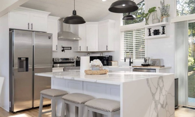 Edmonds House | Inviting Family Haven with 3 Bedrooms and Large Backyard