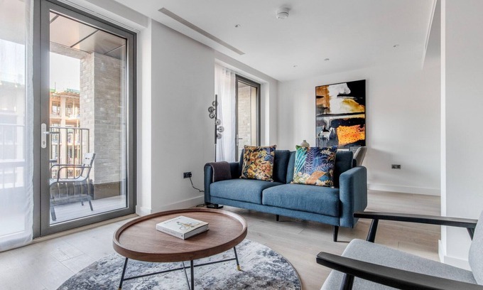 Clerkenwell Apartment | Inviting Farringdon 1BR with Pool & Dining Near Station