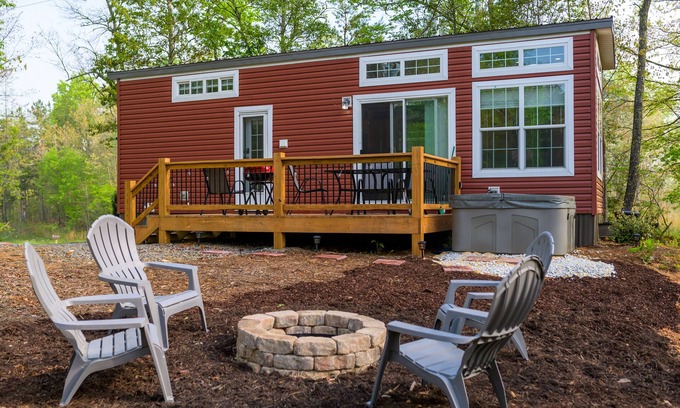 Murphy Cabin | Enchanting Forest Tiny Home with Hot Tub & Ocean View
