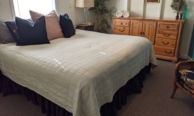 Stuart House | Relaxing Getaway in Manatees Pocket with Ocean Views