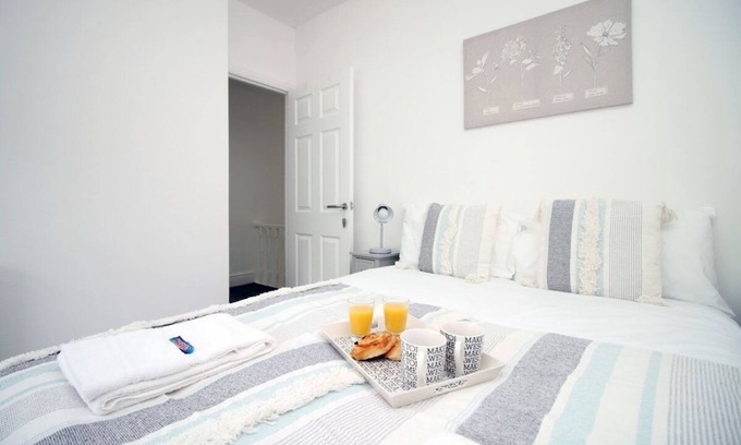 Glyncorrwg House | Inviting Norton Views with Pet-Friendly Amenities