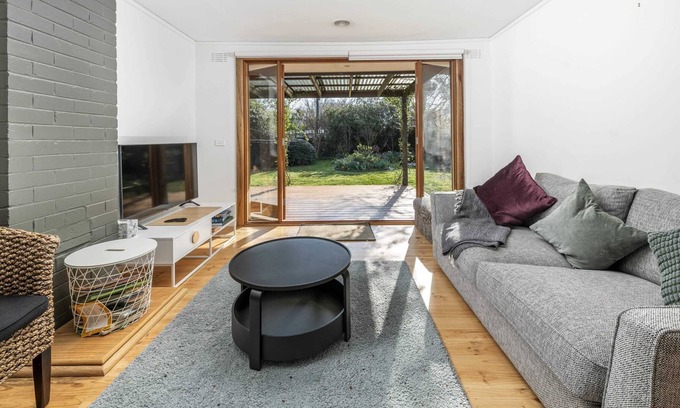 Watson House | Inviting Retreat in Watson with Breakfast & Family Amenities
