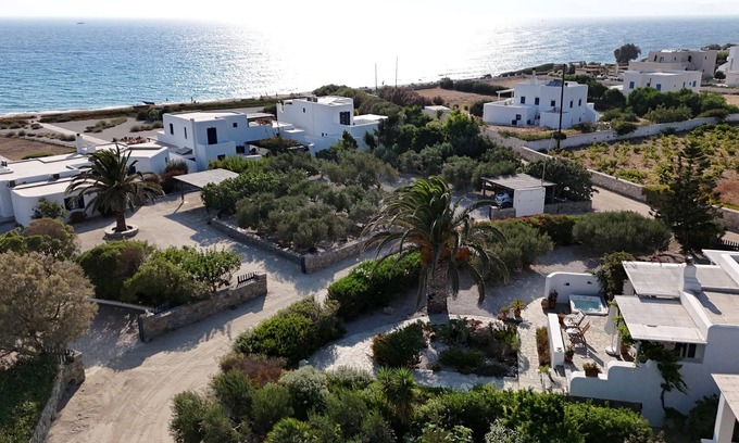 Kastraki House | Idyllic Beach House with Hot Tub Near Ocean - 10/10 Rating
