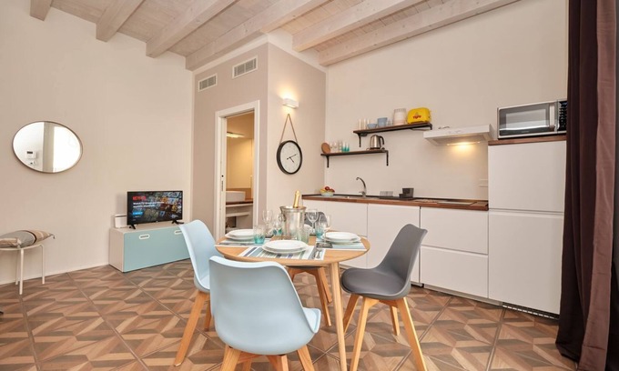Desenzano del Garda City Centre Apartment | Charming Apartment in Historic Desenzano with Ocean Views