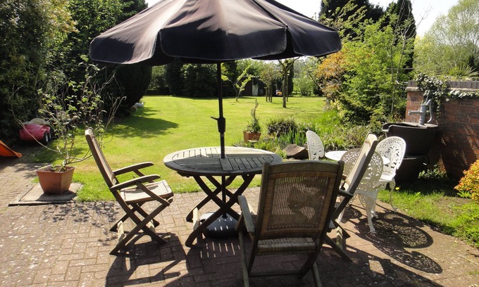 Winterley Cottage | Family-Friendly North Staffs Cottage with Pool & Breakfast