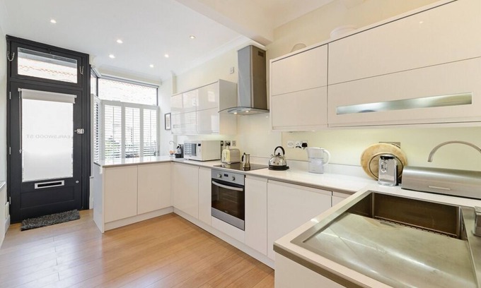 Greenwich House | Inviting Period Warehouse Conversion with Pool & Spa Amenities