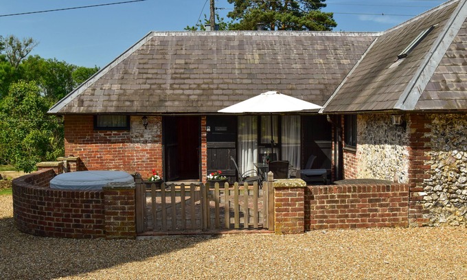 Bilting Cottage | Family-Friendly 2-Bedroom Cottage with Hot Tub in Challock