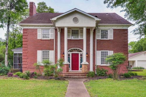 Delight House | Inviting Retreat with Fireplace & Spacious Yard - 10/10 Rating